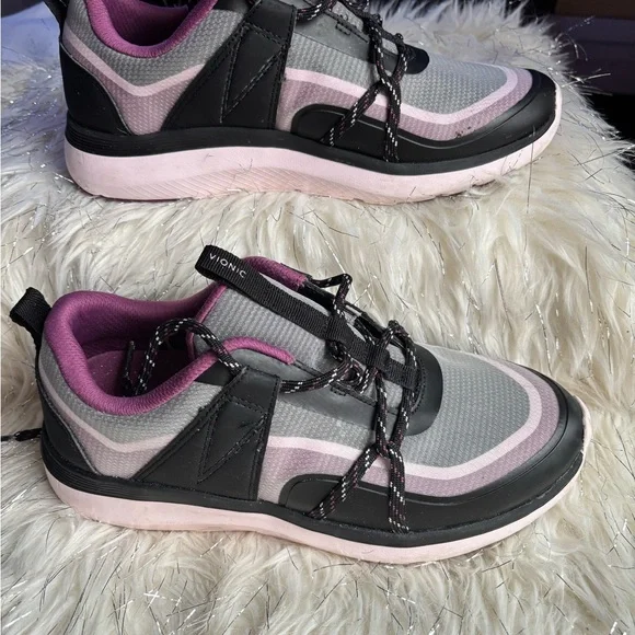 VIONIC Black and Pink Low-Top Sneakers with Rubber Sole - Picture 3 of 13
